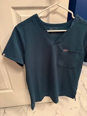 FIGS Catarina Caribbean Blue V-Neck Scrub Top with Chest Pocket